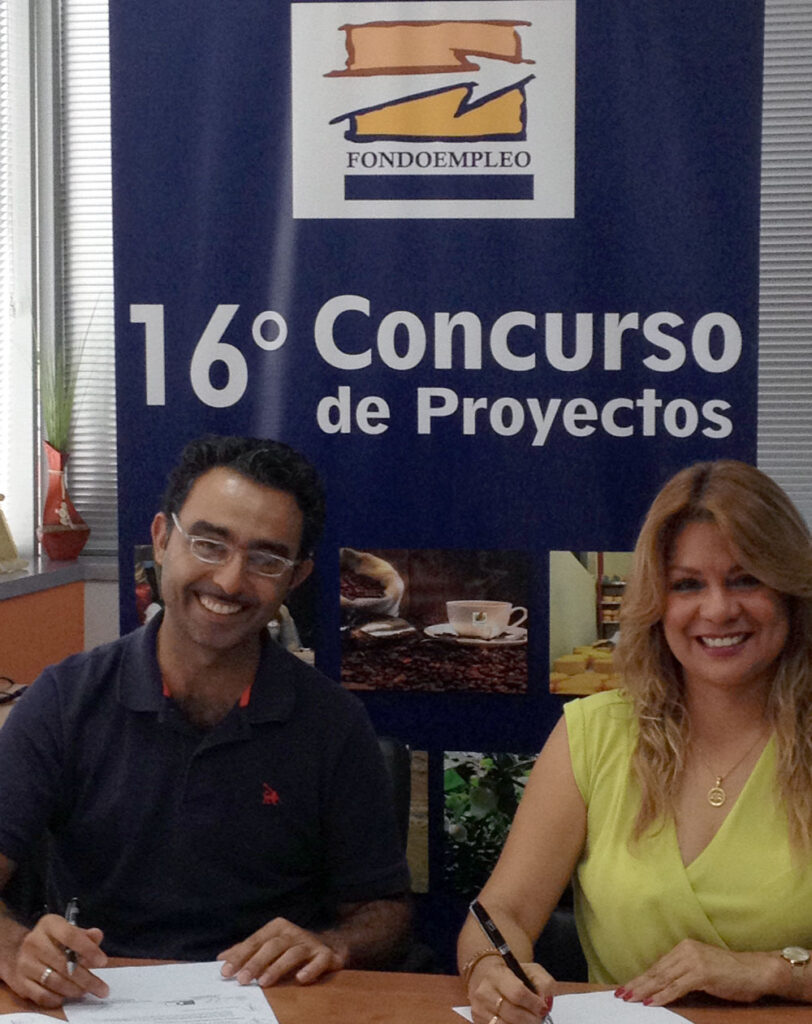 Firmando el convenio.